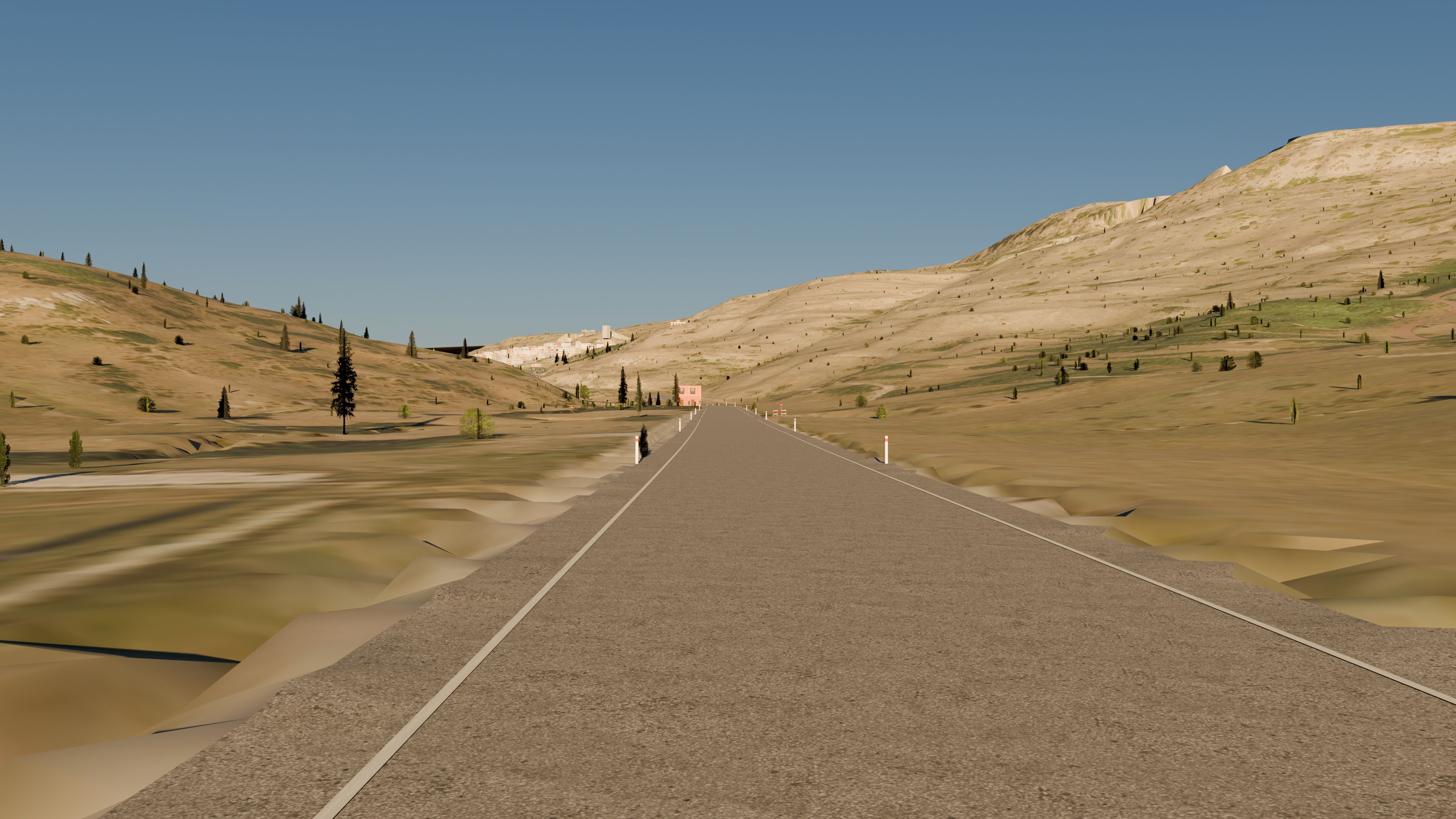 Carretera recta cruzando la meseta alta de Valdelinares bajo un cielo enorme: hitos blancos en los arcenes, pinos sueltos y las lomas peladas al fondo, con el sol bajo.