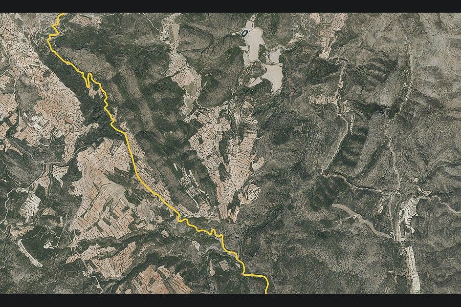 Aerial photo with the Gestalgar stage route in yellow, running down through pine woods and terraces.