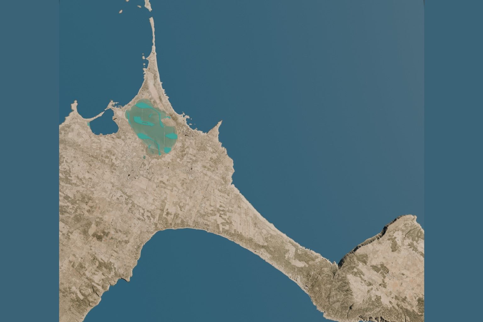Formentera entera generada vista desde muy alto: la forma de la isla, el estany Pudent y el mar alrededor.