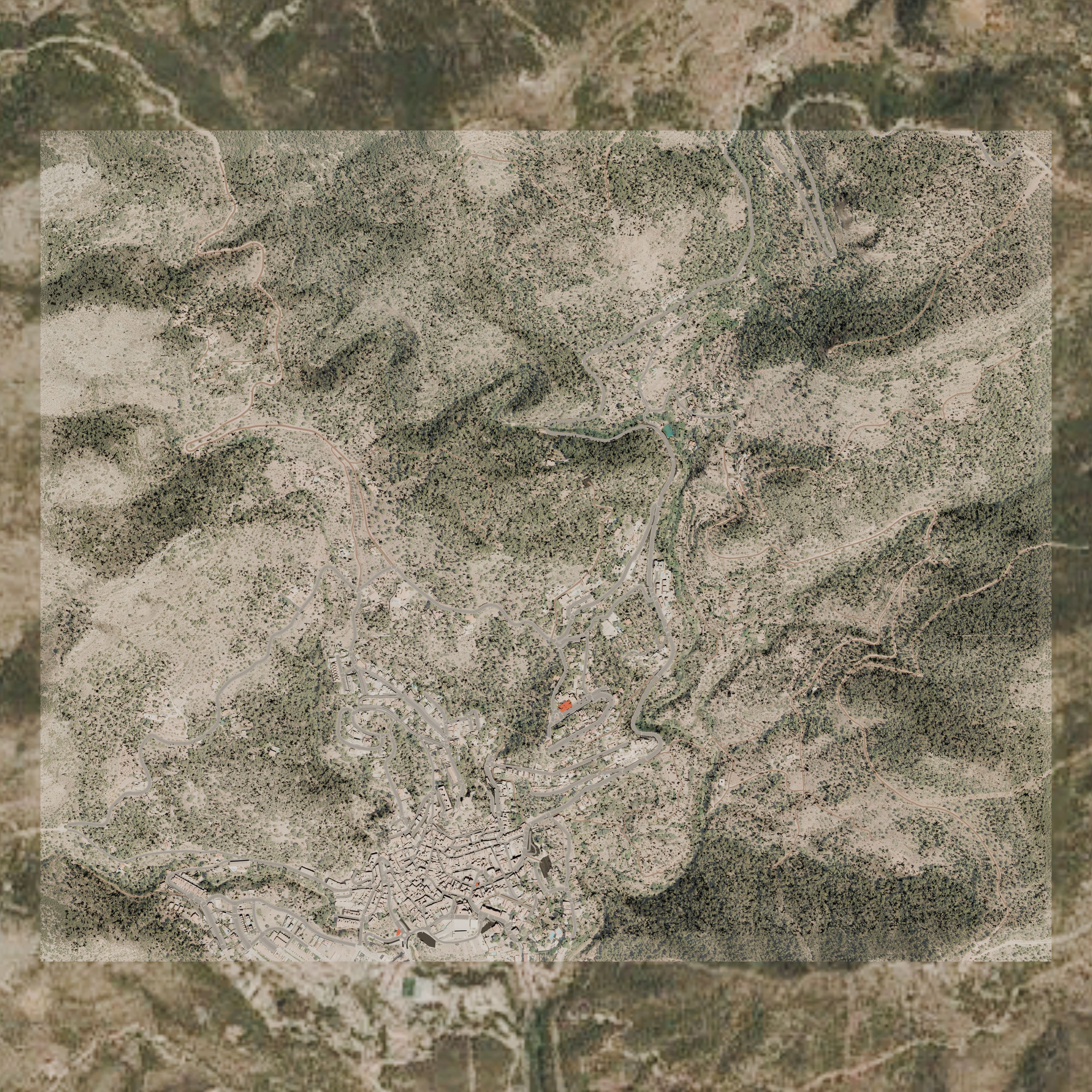 Vista aérea del pueblo de Serra entre pinares, con la carretera del Garbí subiendo por la sierra.